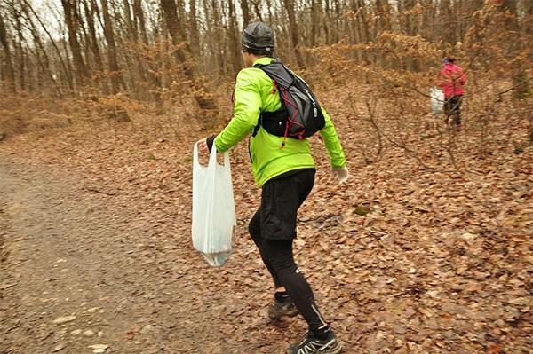 Plogging combina atividade física e sustentabilidade
