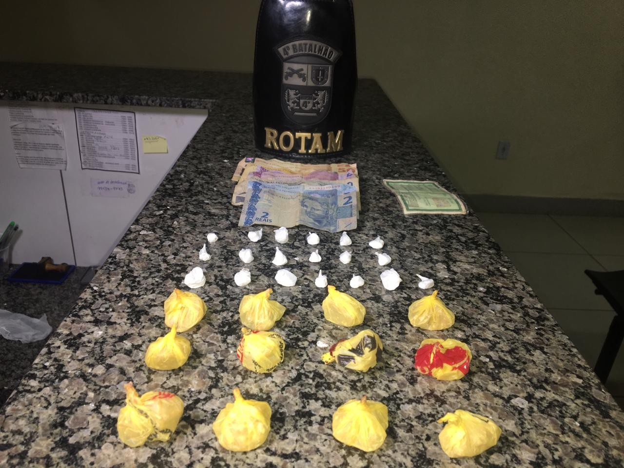 Mulher é presa por tráfico de drogas após denúncia