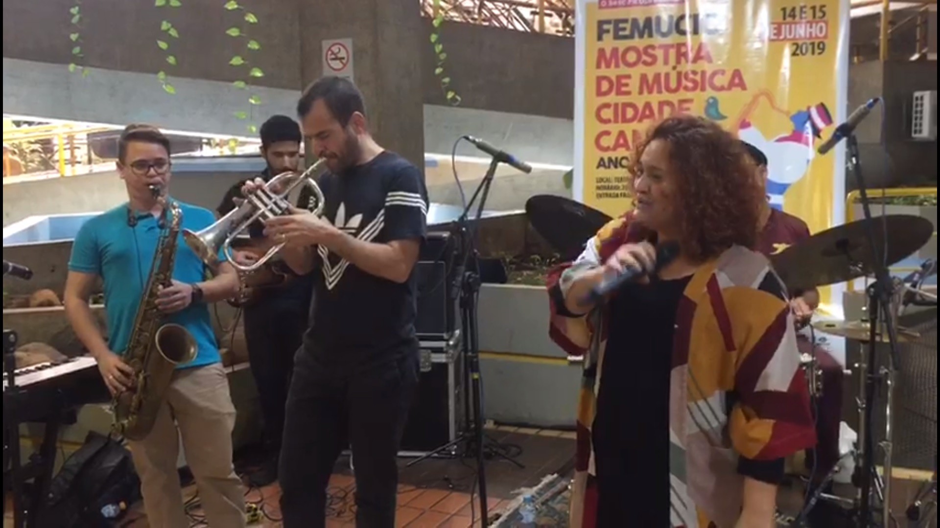 Professores de oficinas se apresentam em espaços públicos