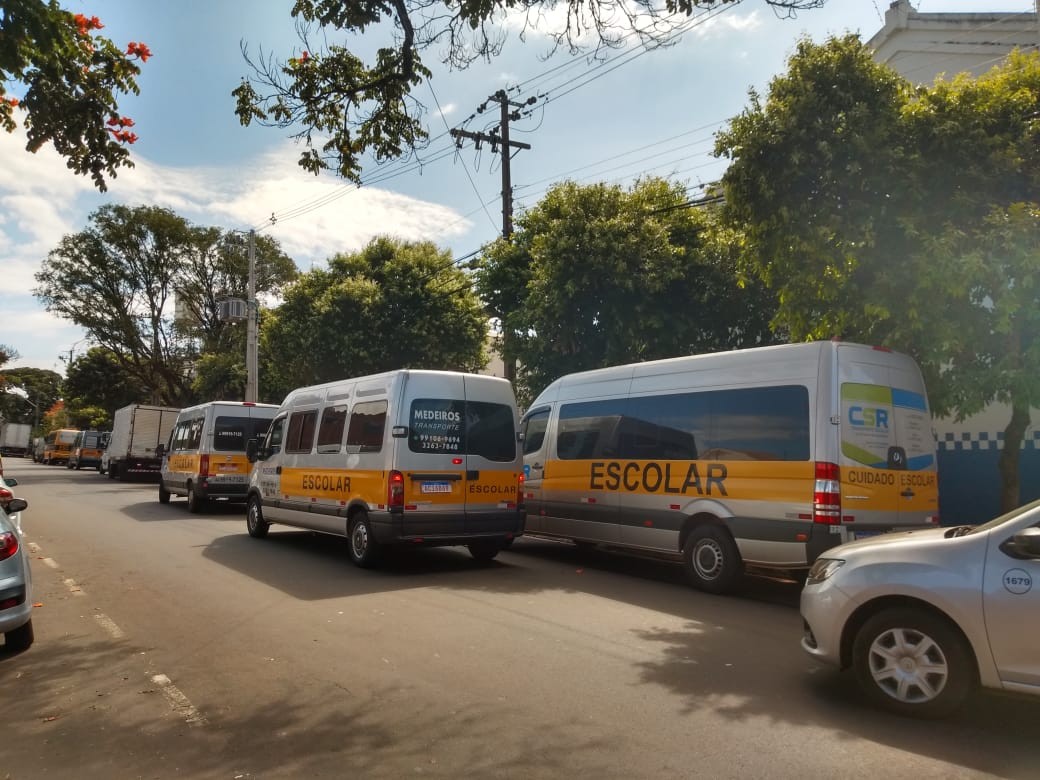 Vans de transporte escolar vão ajudar na entrega de cestas básicas