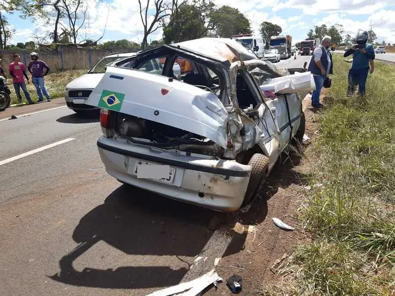 Carro capota na rodovia e motorista é arremessado em Mandaguaçu