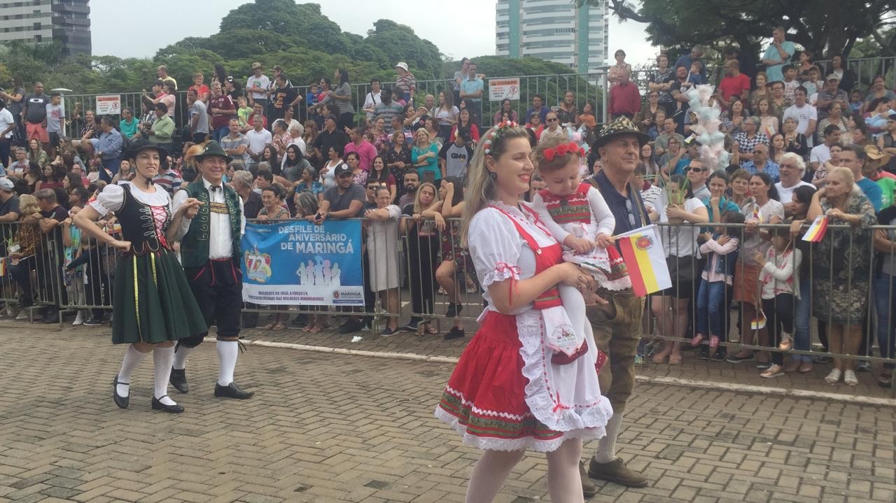Desfile de aniversário reúne milhares de pessoas e homenageia mulheres