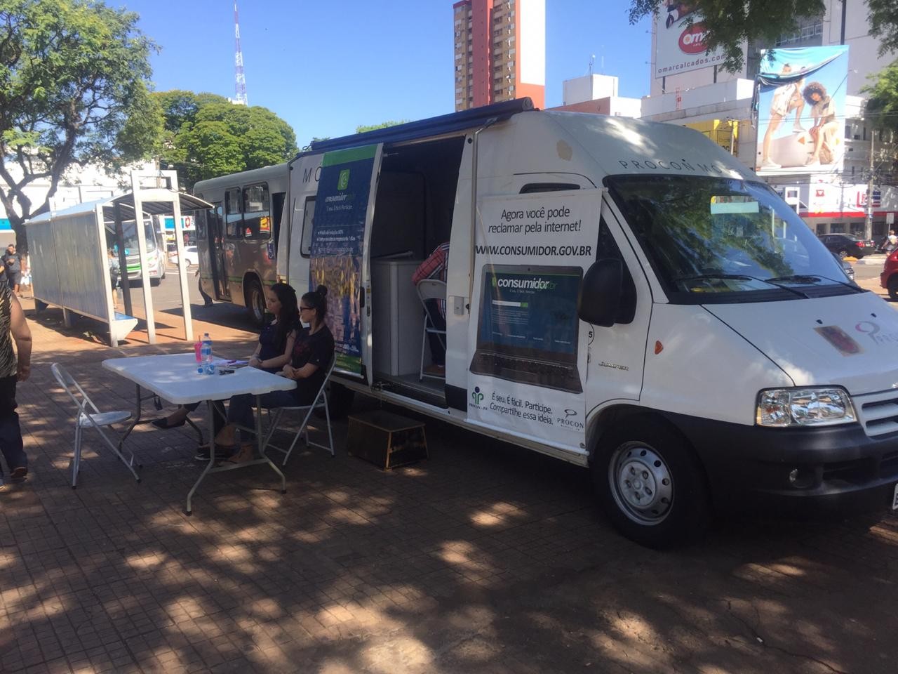 Procon Móvel realiza atendimento no centro de Maringá
