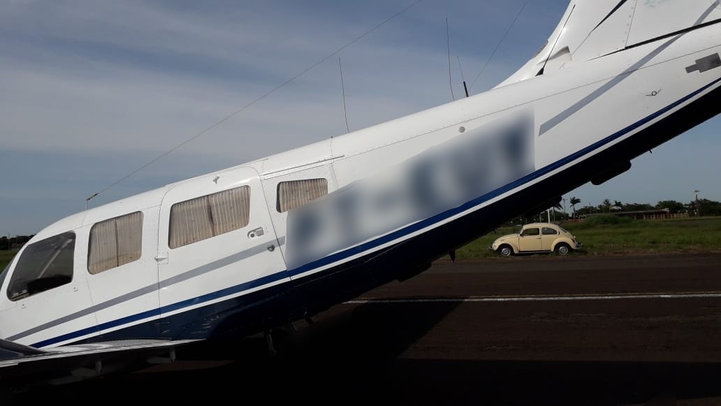 Trem de pouso não funciona e avião arrasta na pista no aeroporto de Paranavaí