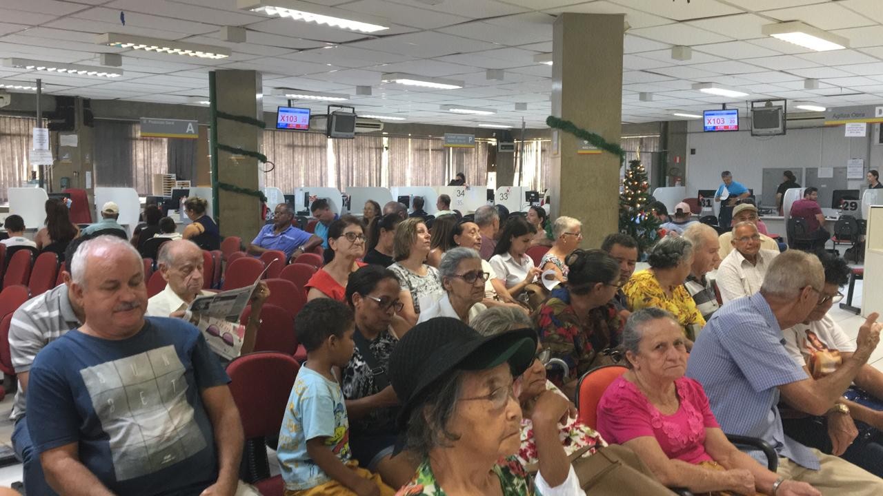 Praça de atendimento da Prefeitura de Maringá está lotada