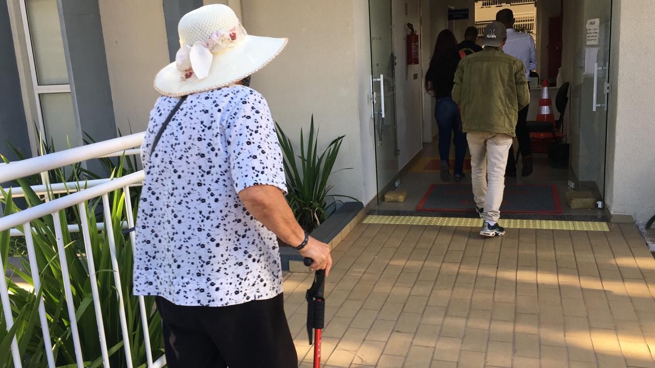 Sem saber que doses acabaram, idosos continuam procurando a Sala de Vacinas em Maringá