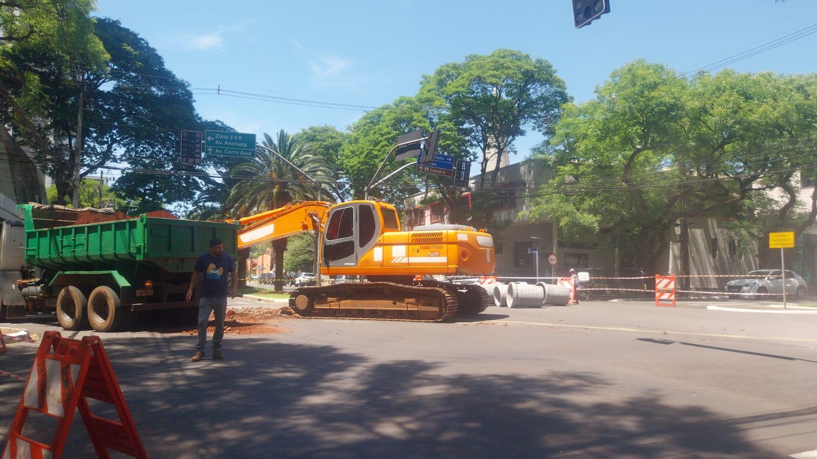 Construção de galeria pluvial interdita trechos de avenidas