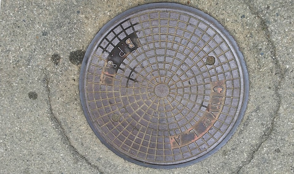 Sarandi enfrenta furtos de tampas de ferro da rede de esgoto