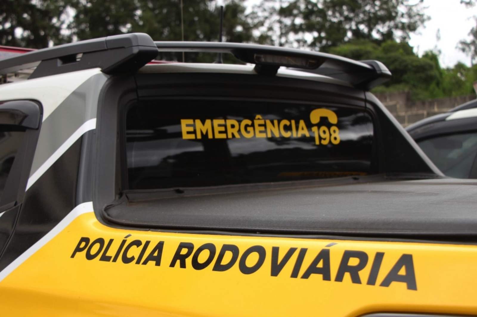 Motociclista de 17 anos bate em carreta com restrição de tráfego e morre