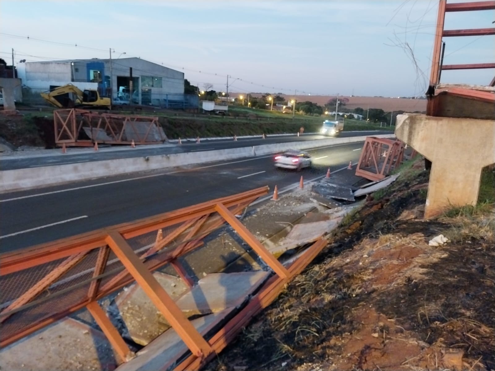 Contorno Norte é liberado após bloqueio causado por queda de passarela