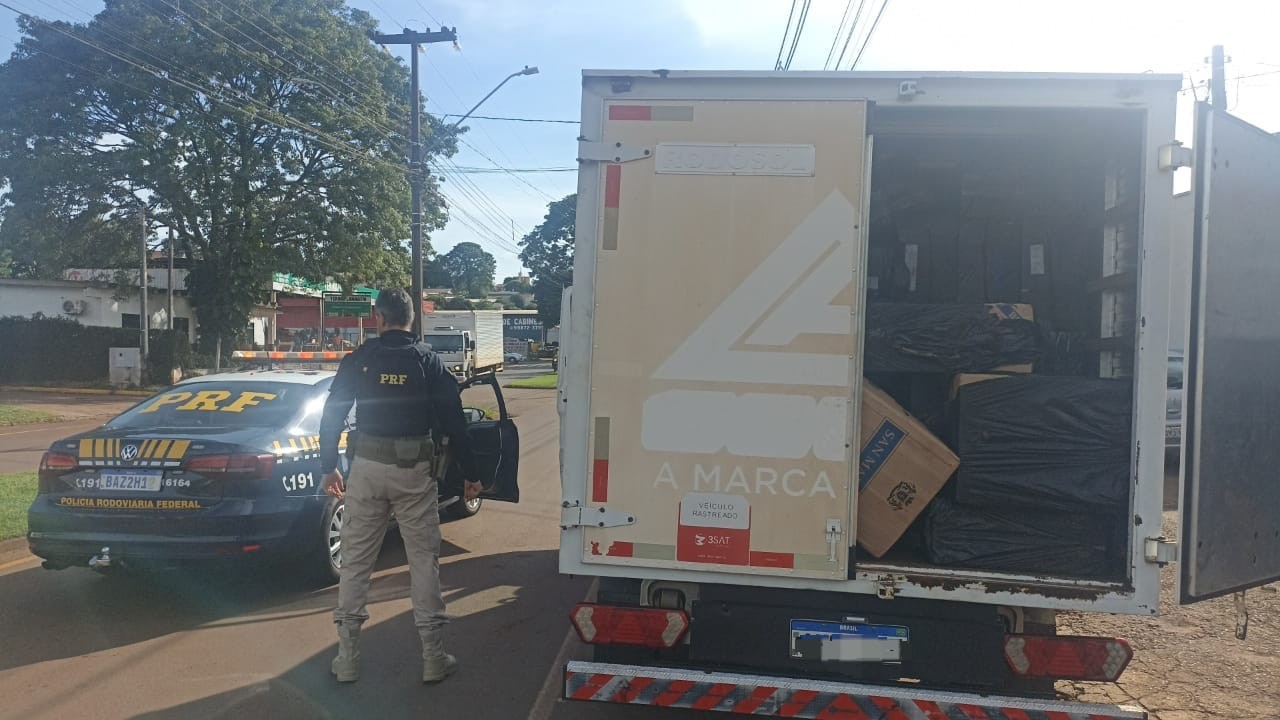 PRF apreende caminhão carregado com cigarros contrabandeados