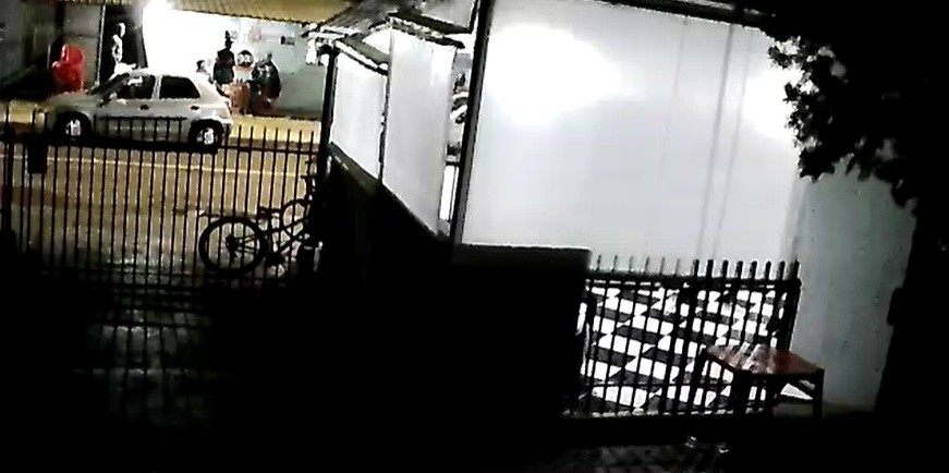 Câmera de segurança registra duplo homicídio em lanchonete