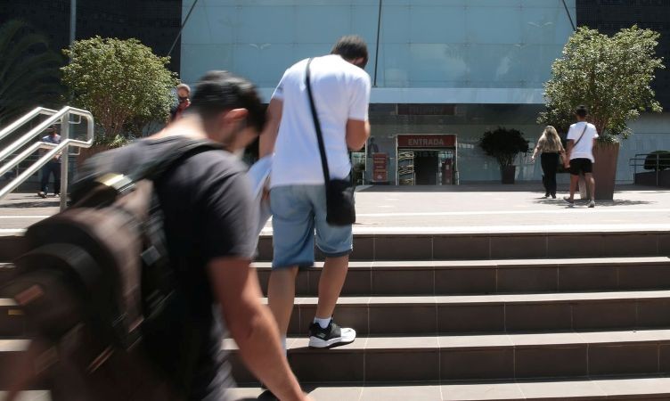 Taxa de transmissão da Covid-19 em Maringá cai, mas ainda é considerada alta