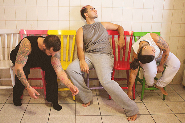 Companhia de dança faz apresentações artísticas dentro de casas em Maringá