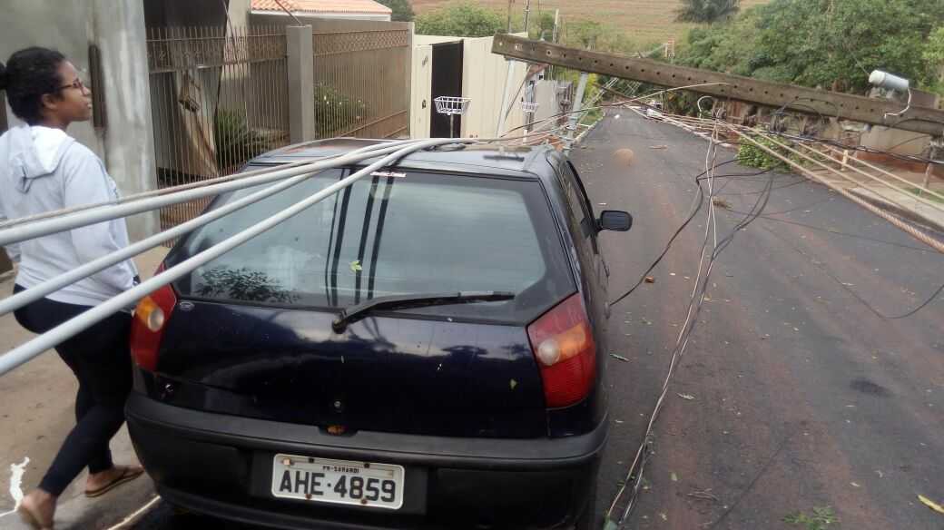 ‘Foi um grande susto’, diz moradora que teve carro atingido por poste durante temporal