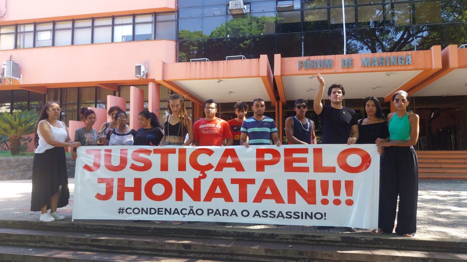 Familiares de Jhonatan Silva se manifestam em frente ao Fórum