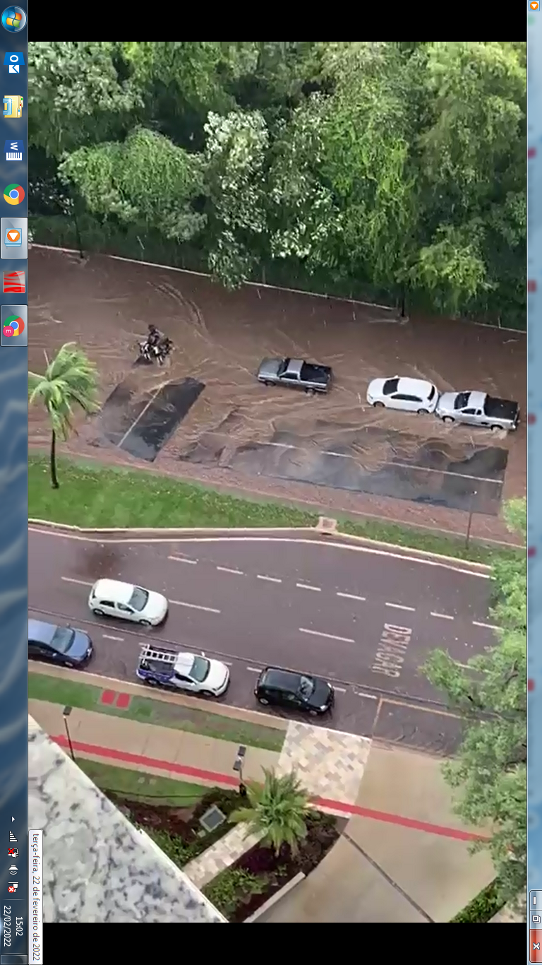 Parte da pista de caminhada do Parque do Ingá é levada pela chuva; vídeo
