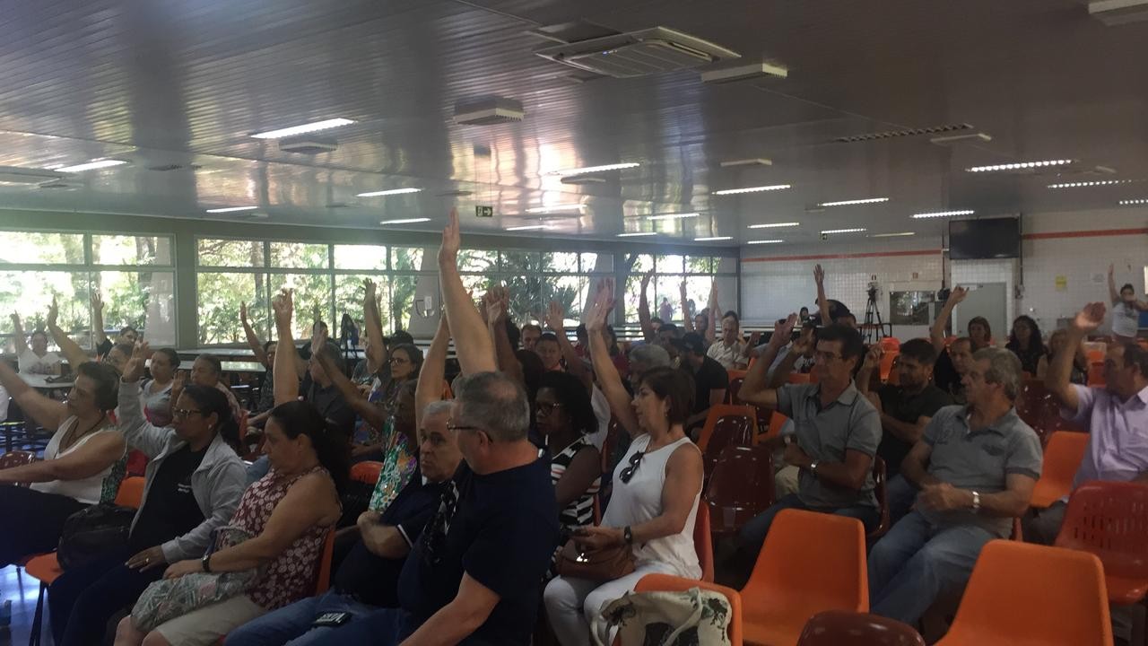 Servidores da UEM encerram paralisação