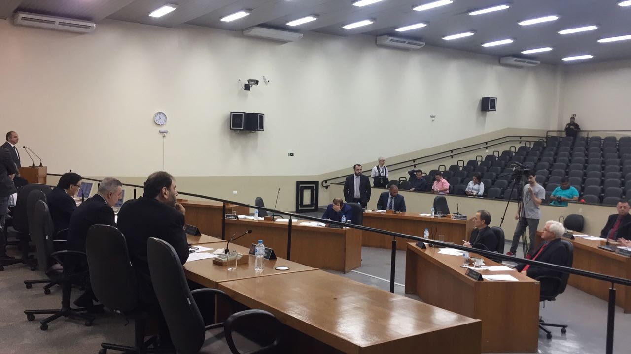 Vereadores convidam prefeito a dar explicações