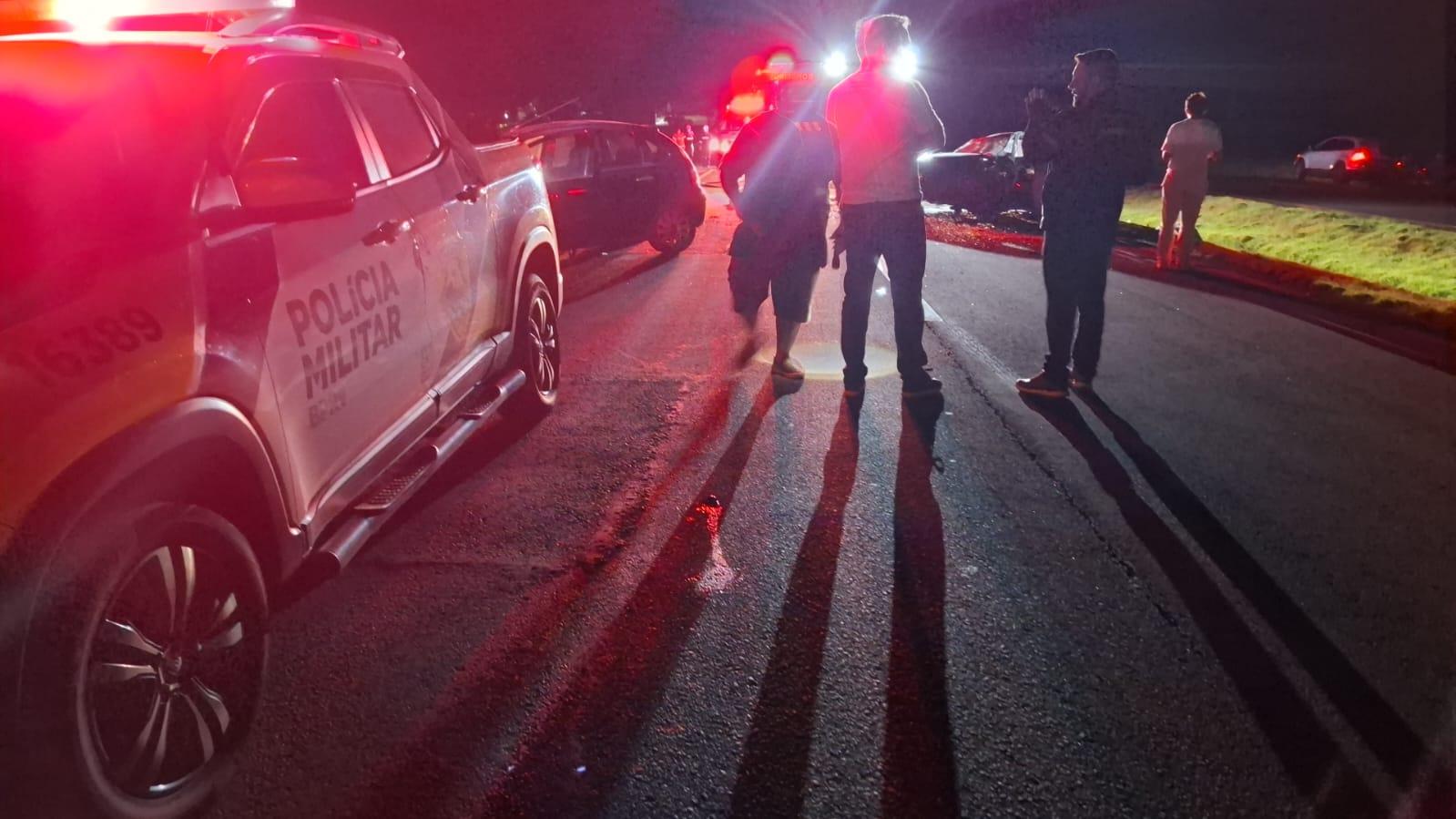 Carro na contramão provoca acidente com uma morte e quatro feridos