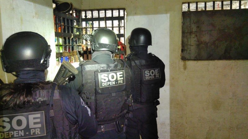 Agente é feito refém durante princípio de motim em cadeia