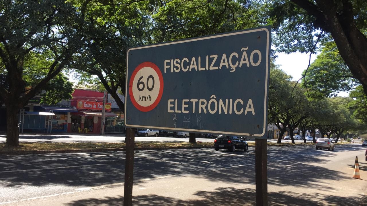 Veículos na Colombo não respeitam limite de velocidade