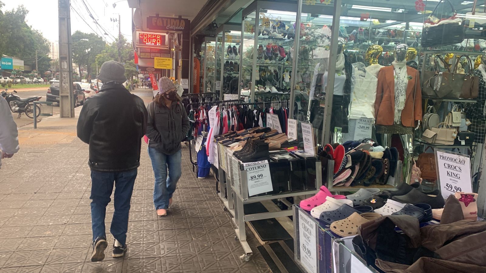 Frio aumenta procura por agasalhos e acessórios nas lojas