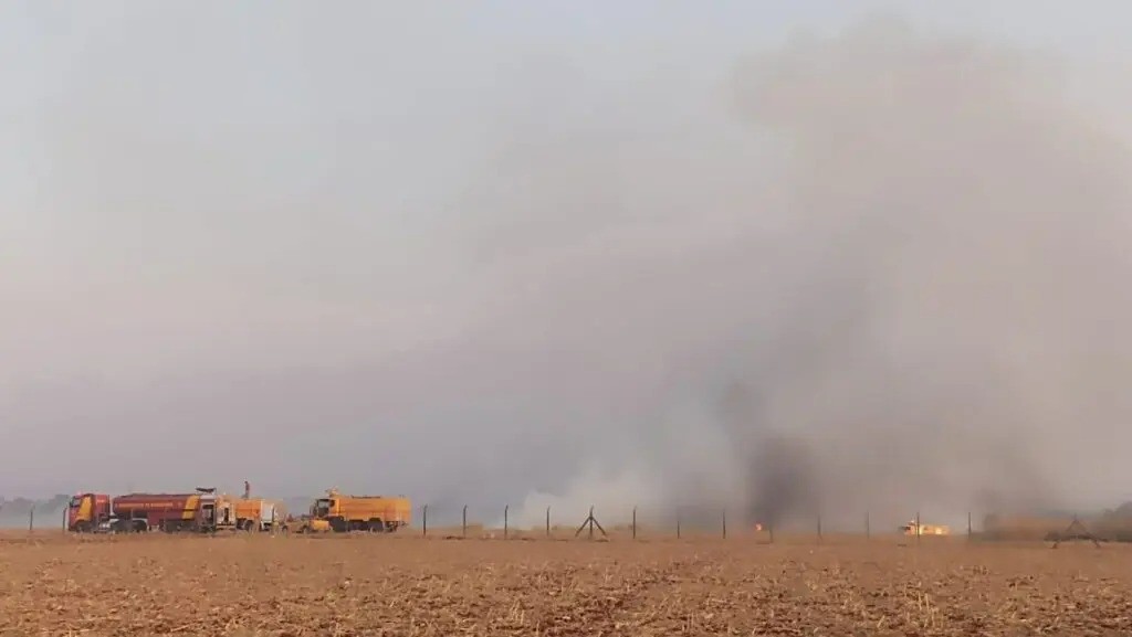 Incêndio próximo à PR-323 mobiliza bombeiros e atrapalha operações no Aeroporto