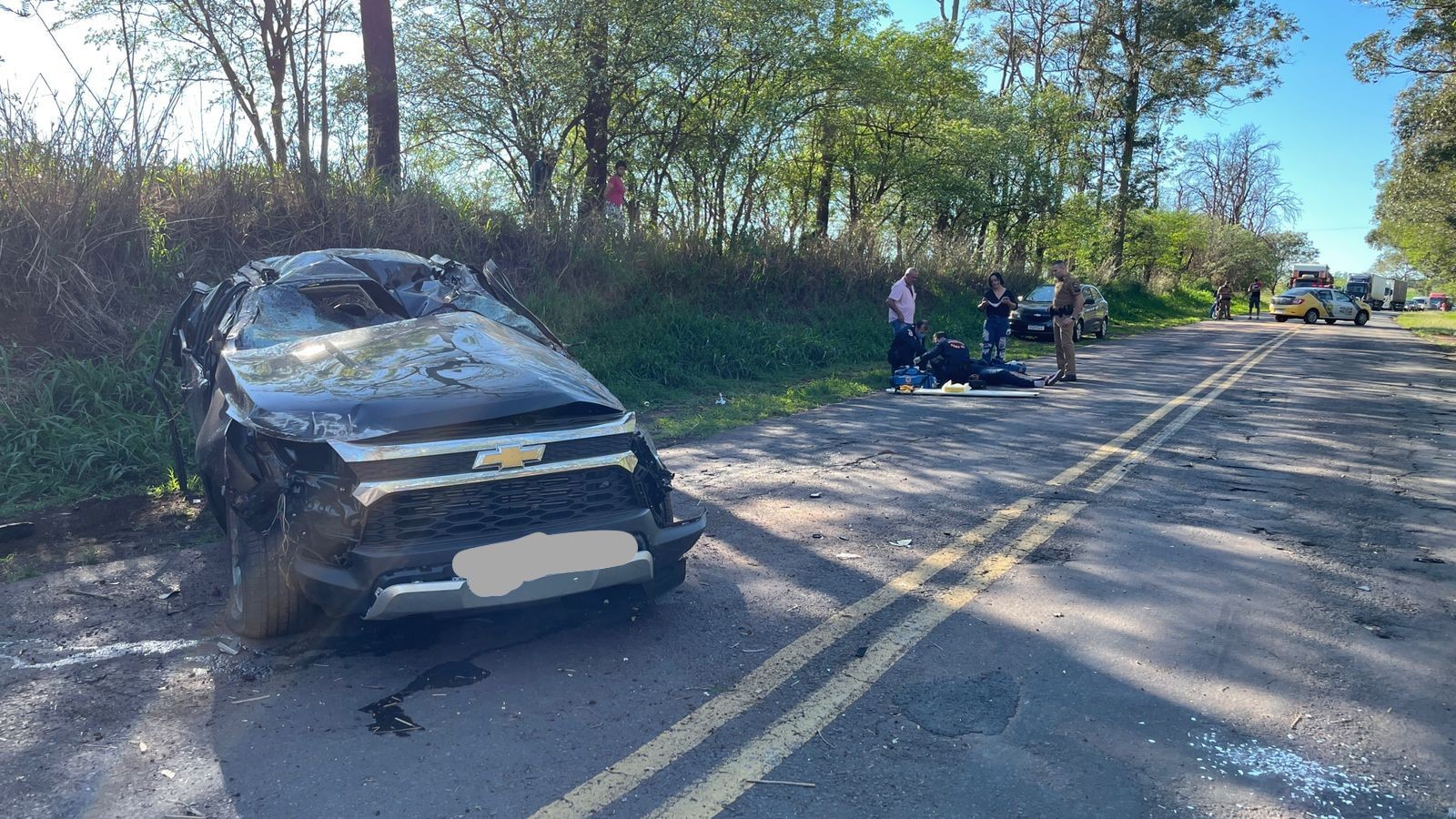 Carro capota e motorista é socorrido em estado grave
