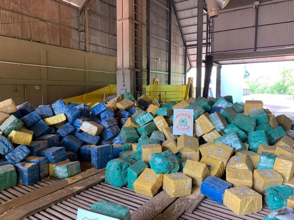 Polícia Federal apreende 20 toneladas de maconha em caminhão bi-trem