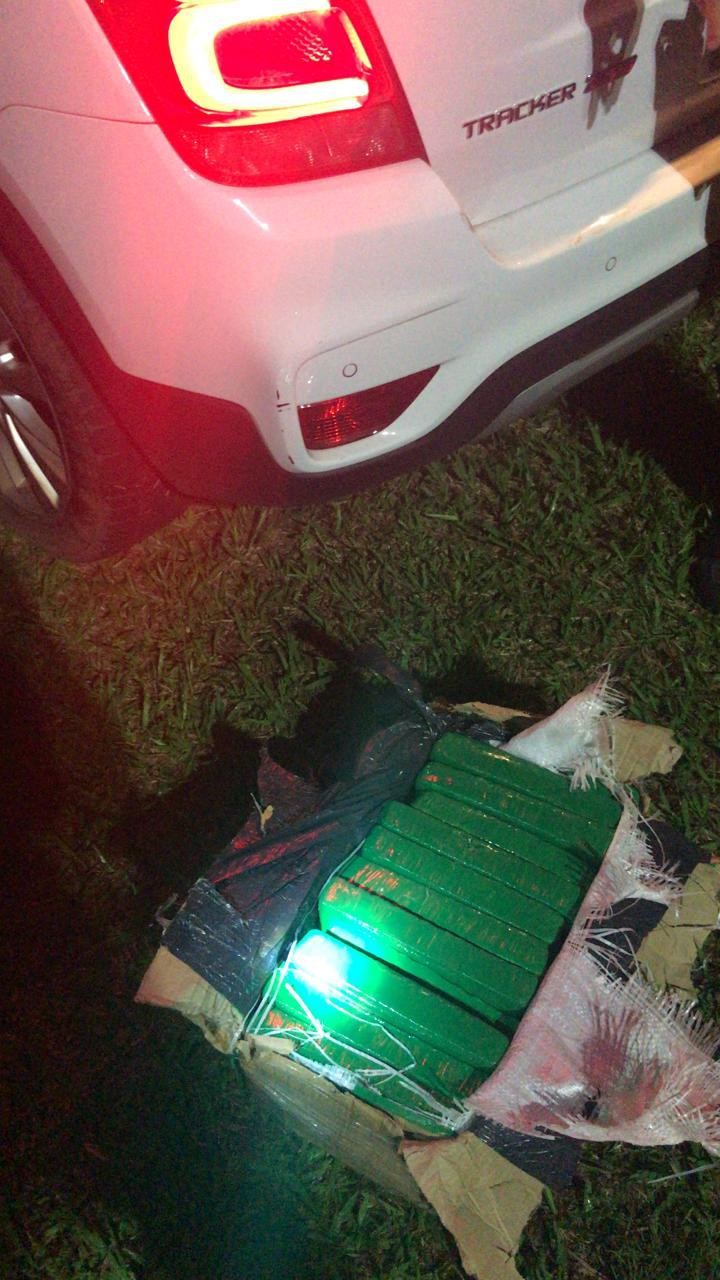 PRE apreende 20 kg de maconha após motorista abandonar carro