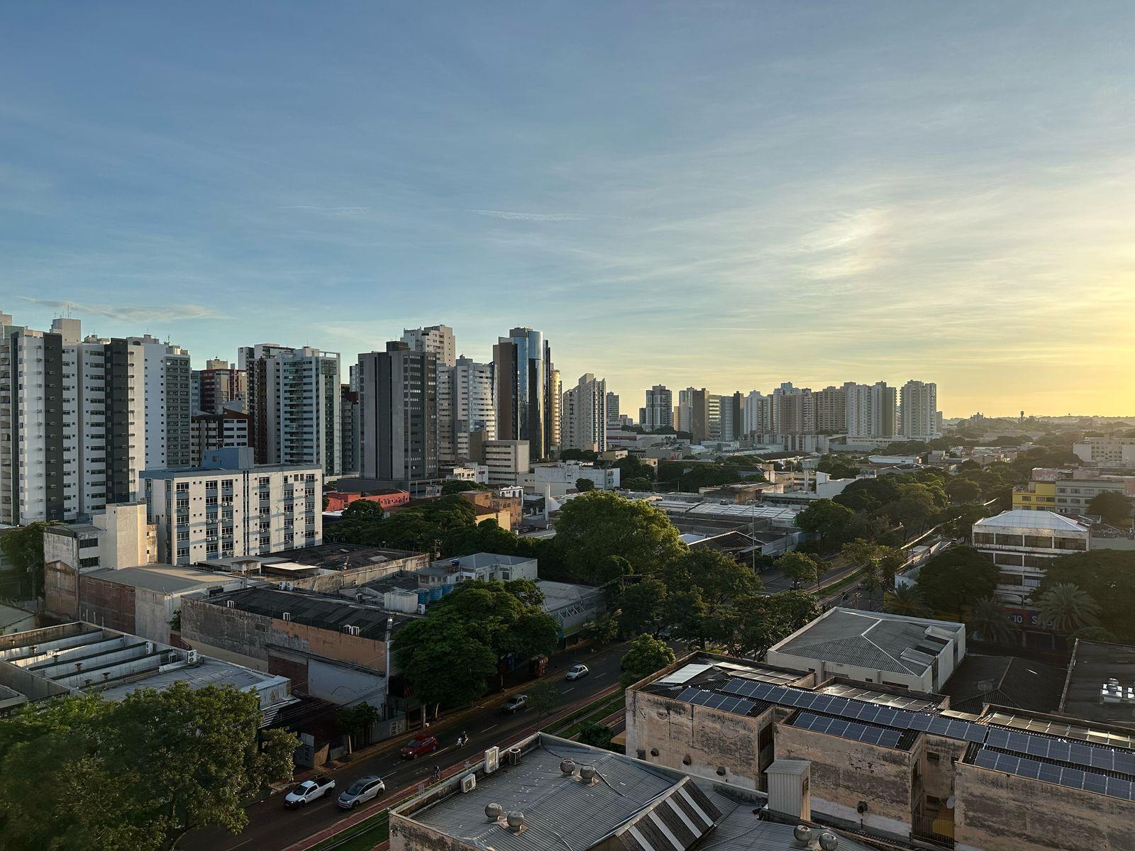 Segunda-feira (24) de tempo firme e abafado em Maringá; máxima atinge 34° C