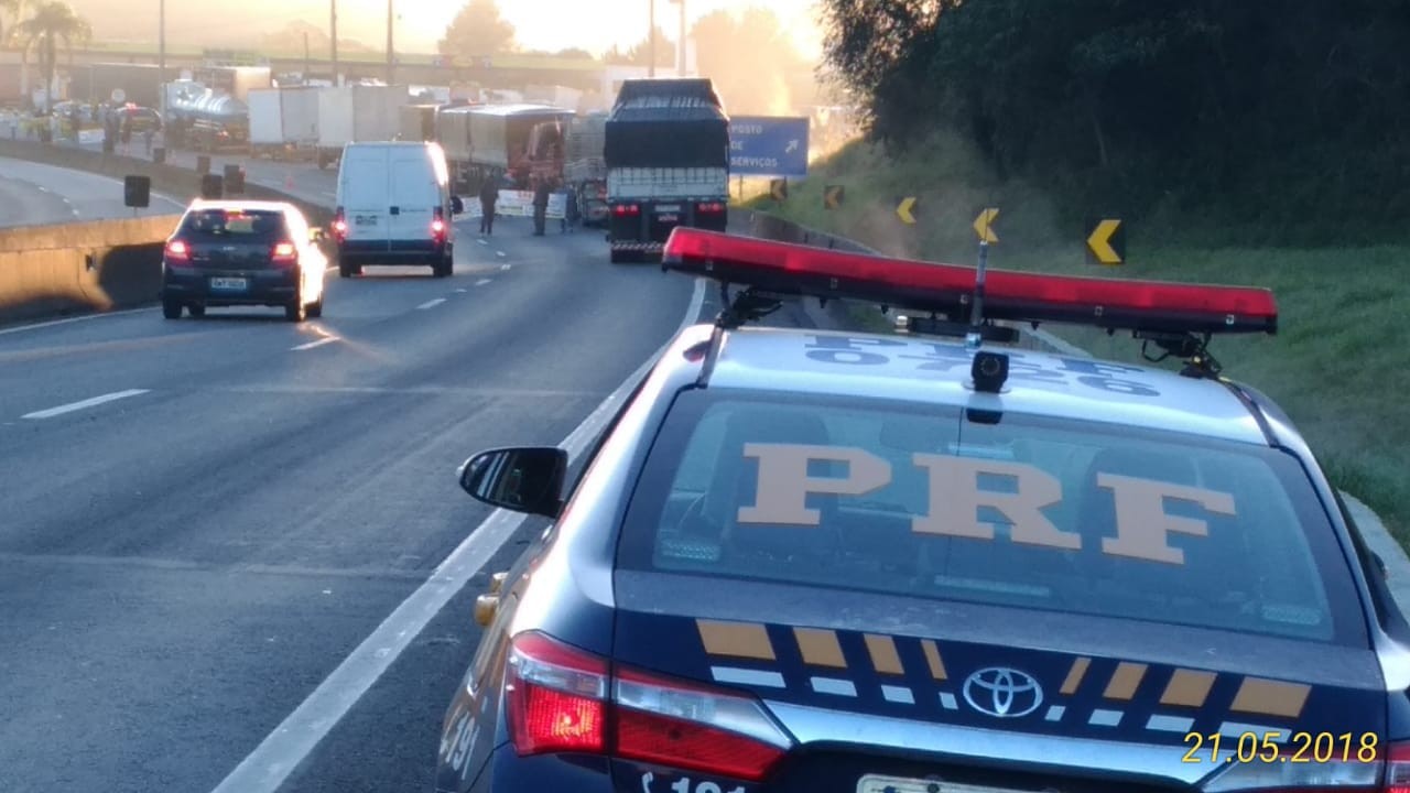Caminhoneiros fazem manifestação na PR-463