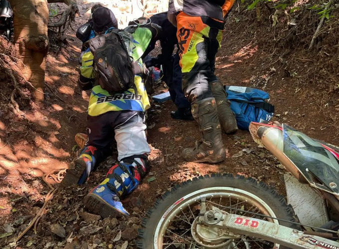 Motociclista cai e fica ferido durante trilha em Floresta