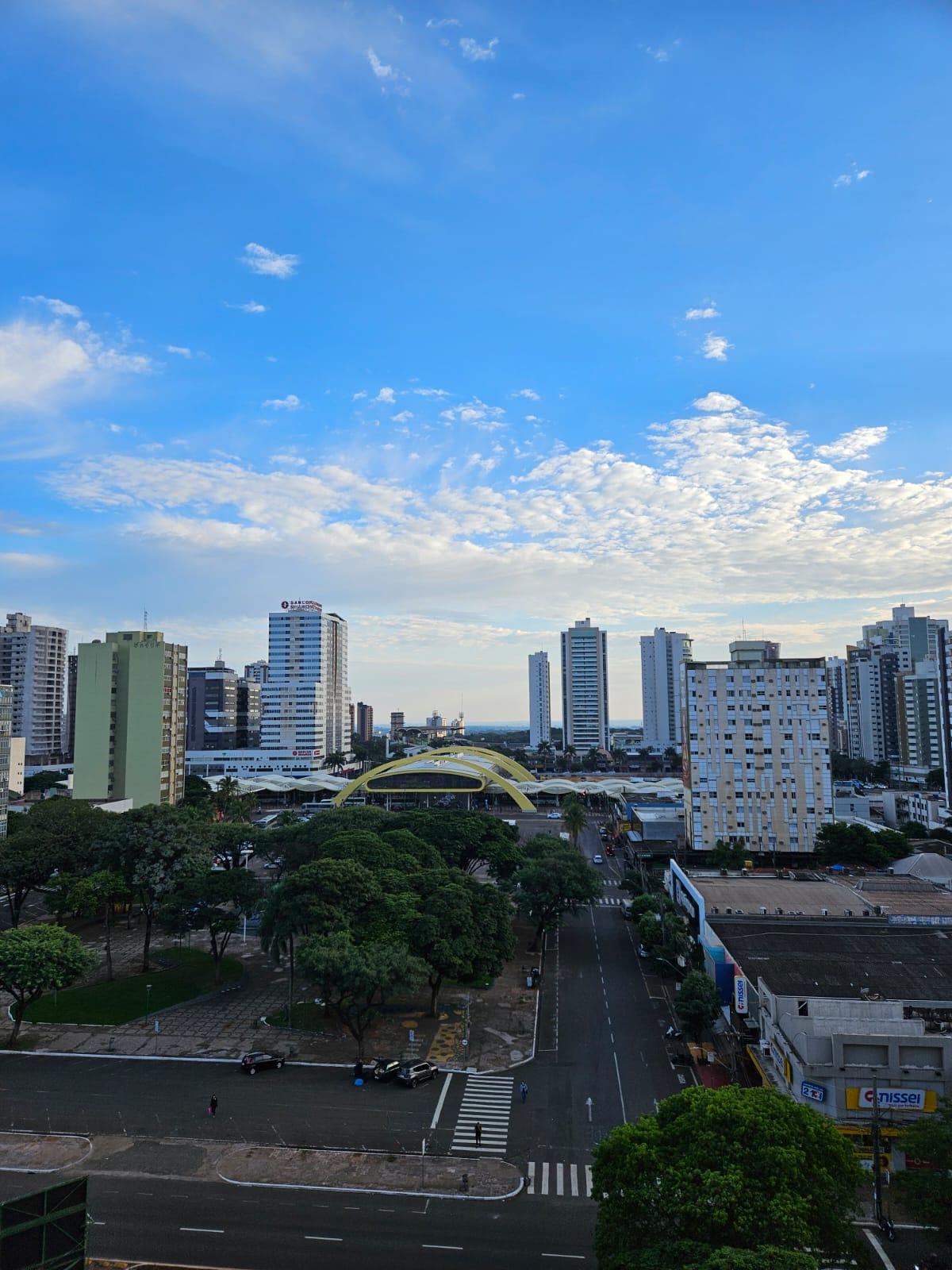 Segunda-feira (5) de céu claro e tempo estável em Maringá