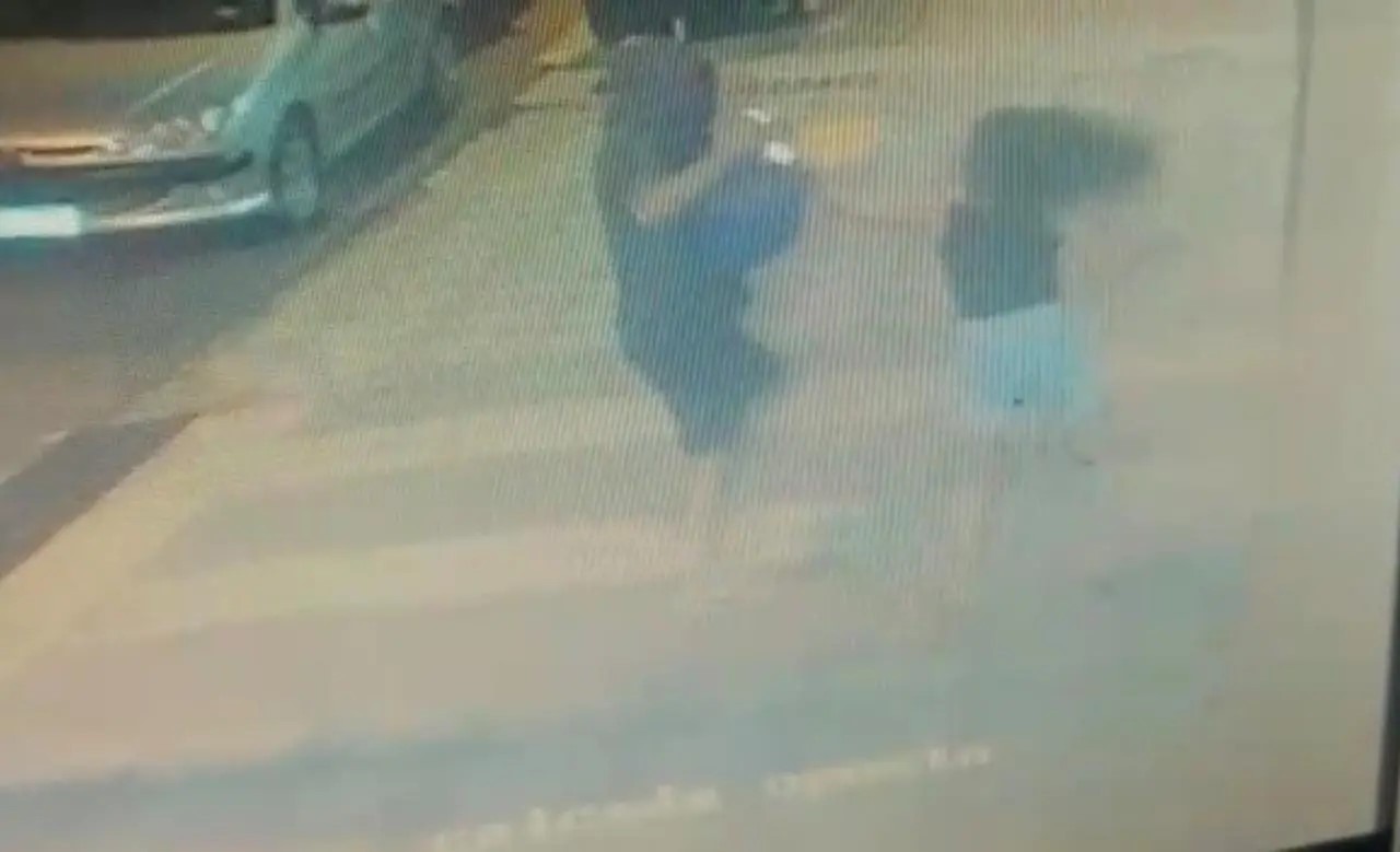 Estudante é assaltada ao voltar para casa na Zona 7 em Maringá; vídeo