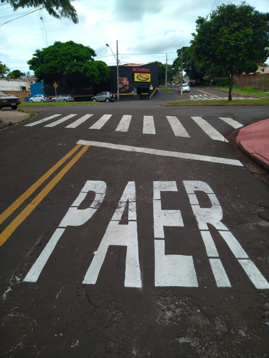 ‘Pare’ escrito errado em rua chama atenção em Maringá