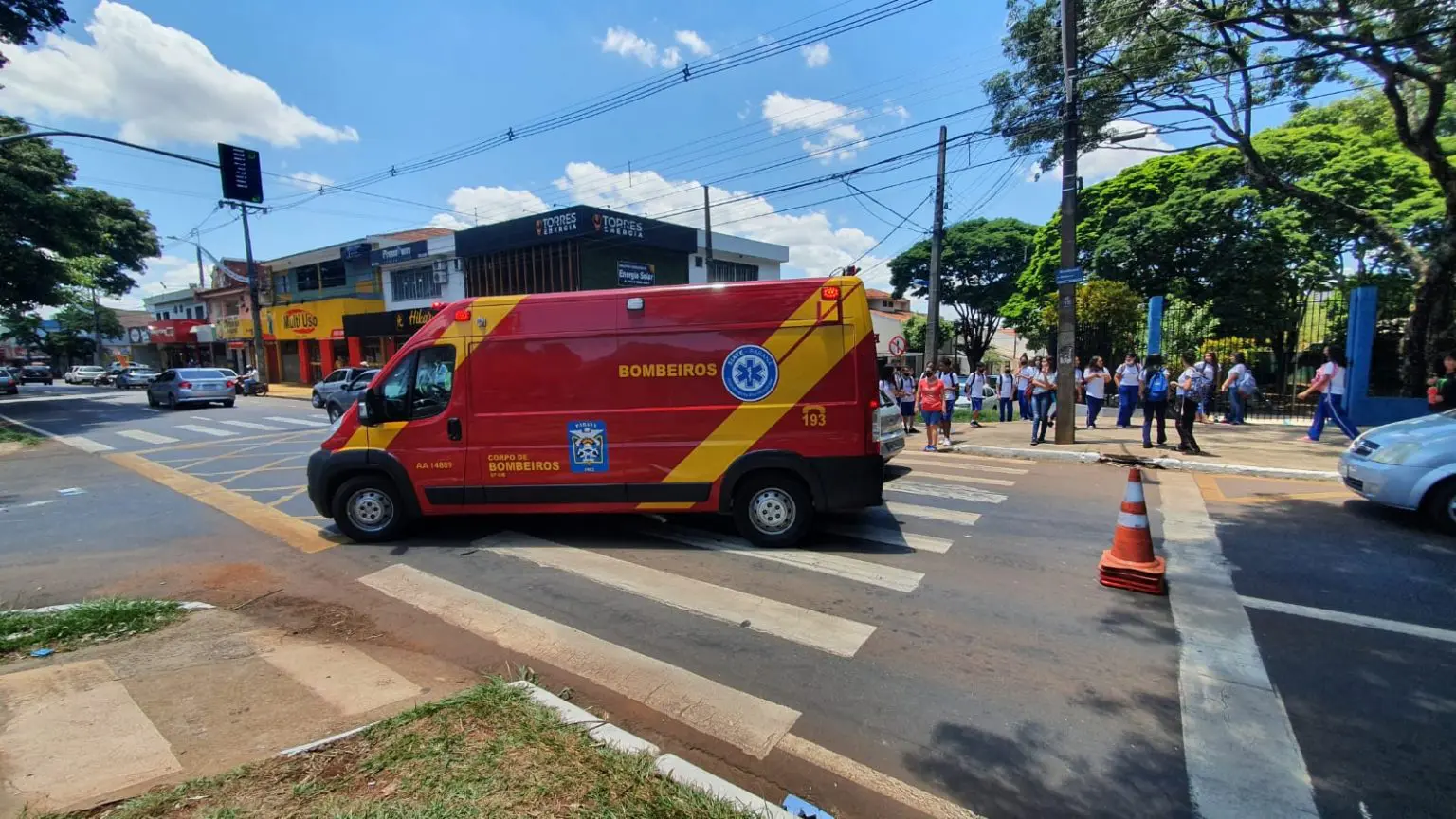 Vídeo: Motociclista atropela dois estudantes, ofende vítima e foge sem prestar socorro, afirma cuidador de alunos