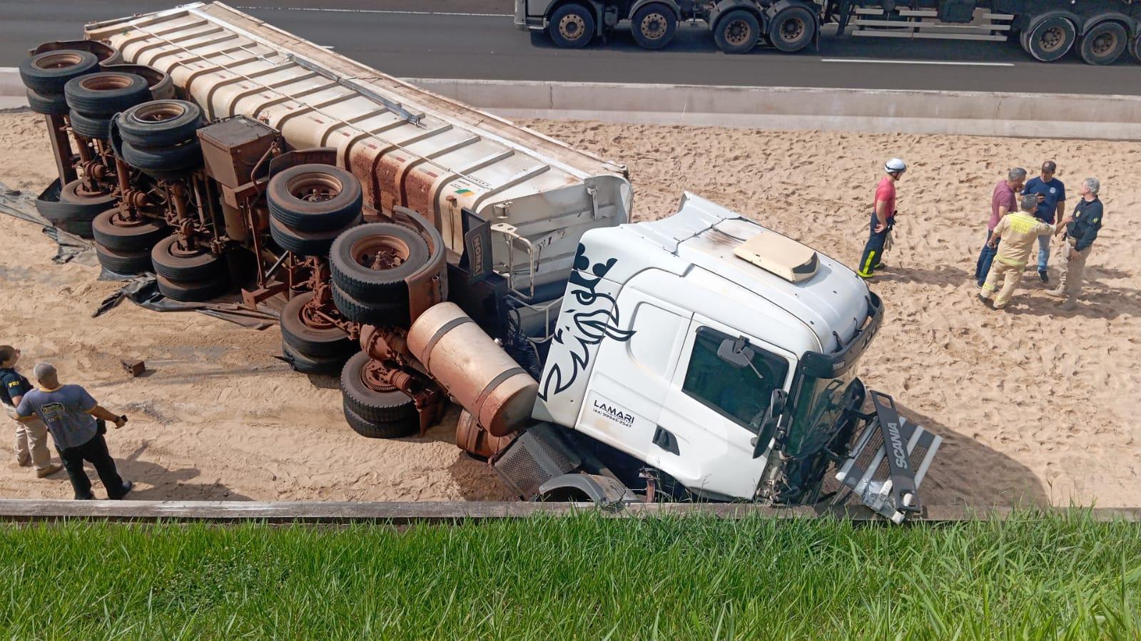 Danos em asfalto e carreta tombada, confira situação no Contorno Norte