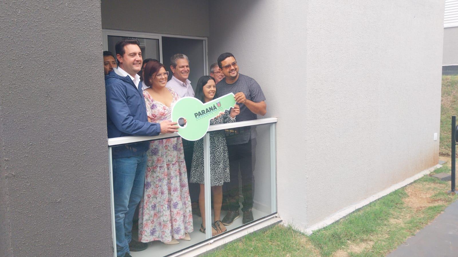 Governador entrega apartamentos e fala sobre IPVA