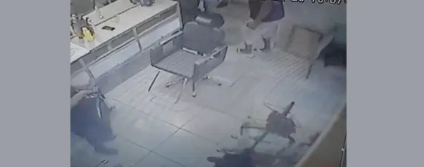 Câmeras flagram suspeito invadindo salão e agredindo ex-companheira antes de sequestrá-la