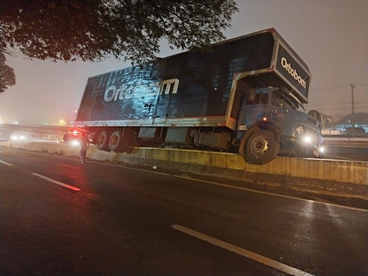 Caminhão-baú fica encravado em mureta de rodovia após acidente em Sarandi