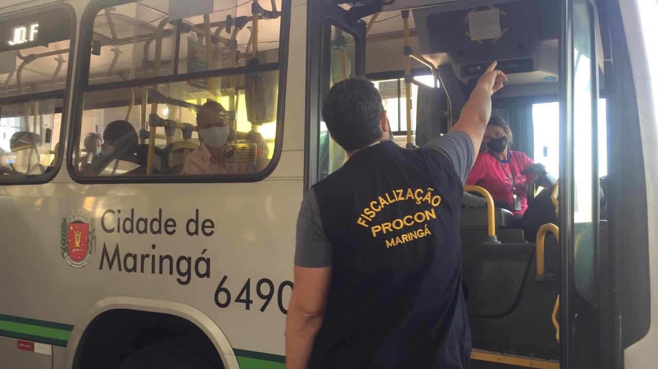 Procon conta passageiros em ônibus para conferir cumprimento de decreto