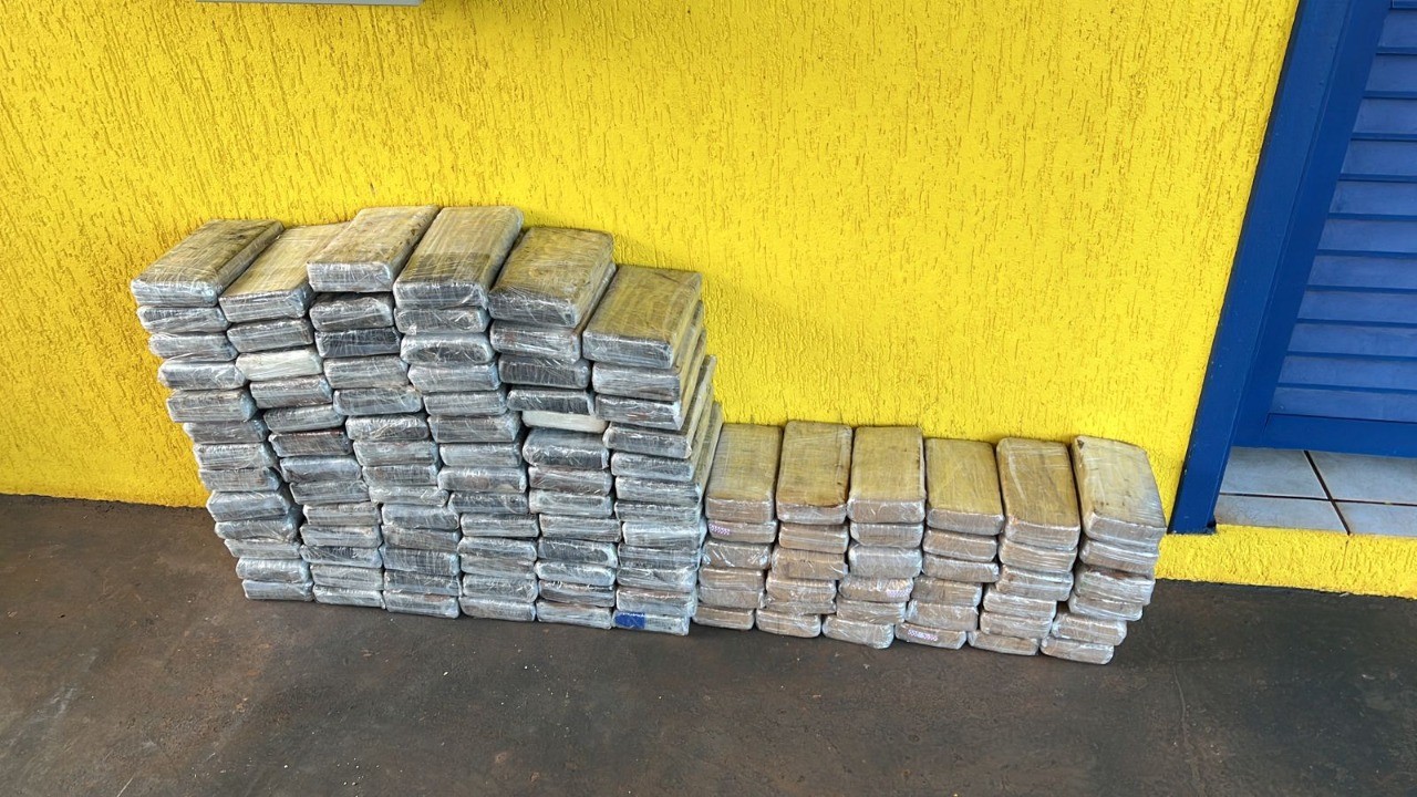 PRF apreende 89 kg de cocaína pura em fundo falso de caminhão