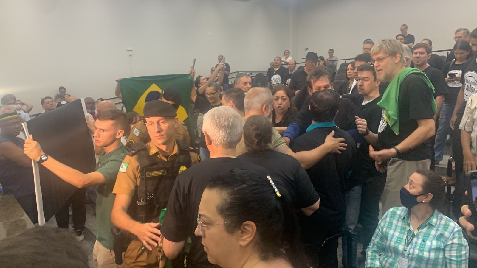 Briga interrompe sessão na Câmara Municipal de Maringá