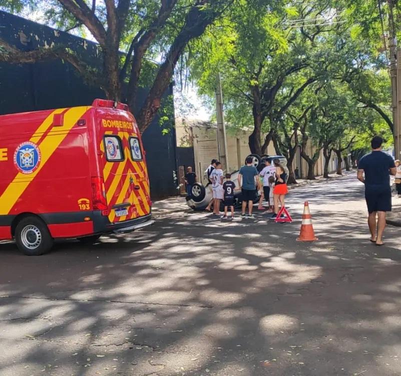 Acidente com capotamento deixa quatro pessoas feridas em Maringá