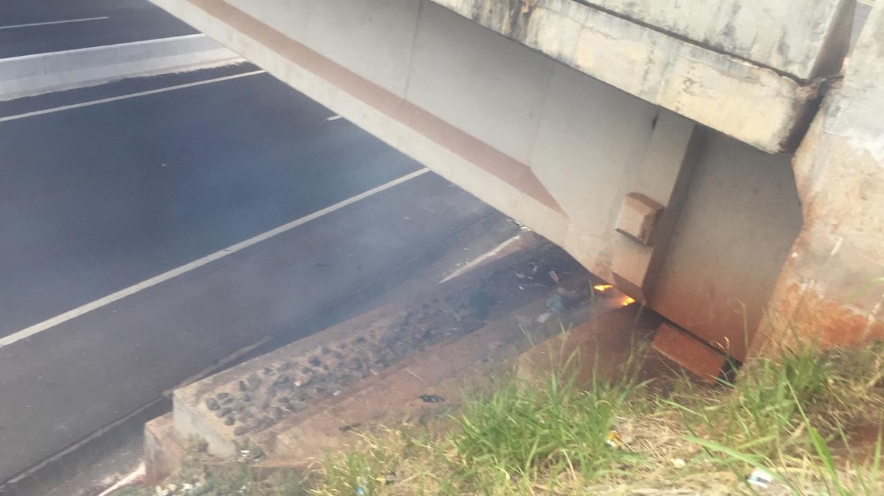 Andarilho coloca fogo em entulho embaixo de viaduto do Contorno Norte