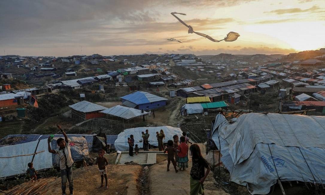 Acampamento de refugiados de Bangladesh recebe sistema de distribuição de água potável movido a energia solar