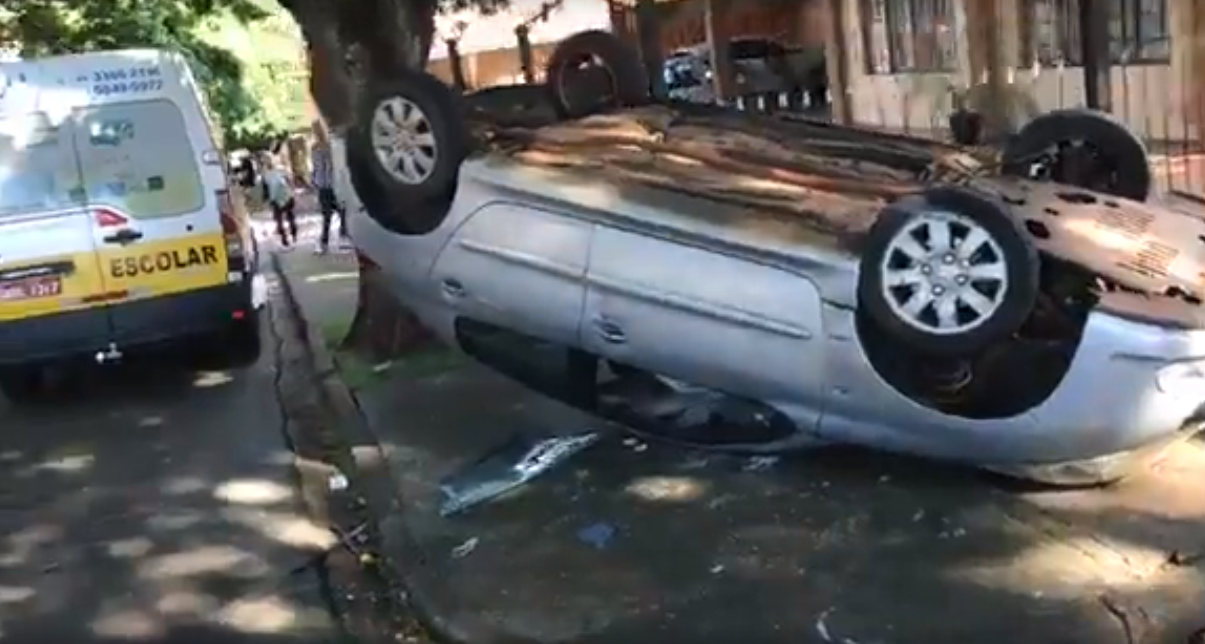 Carro bate em van escolar em Maringá