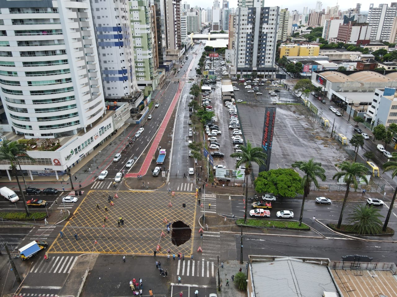 Confira vias interditadas por causa de cratera na Avenida Paraná
